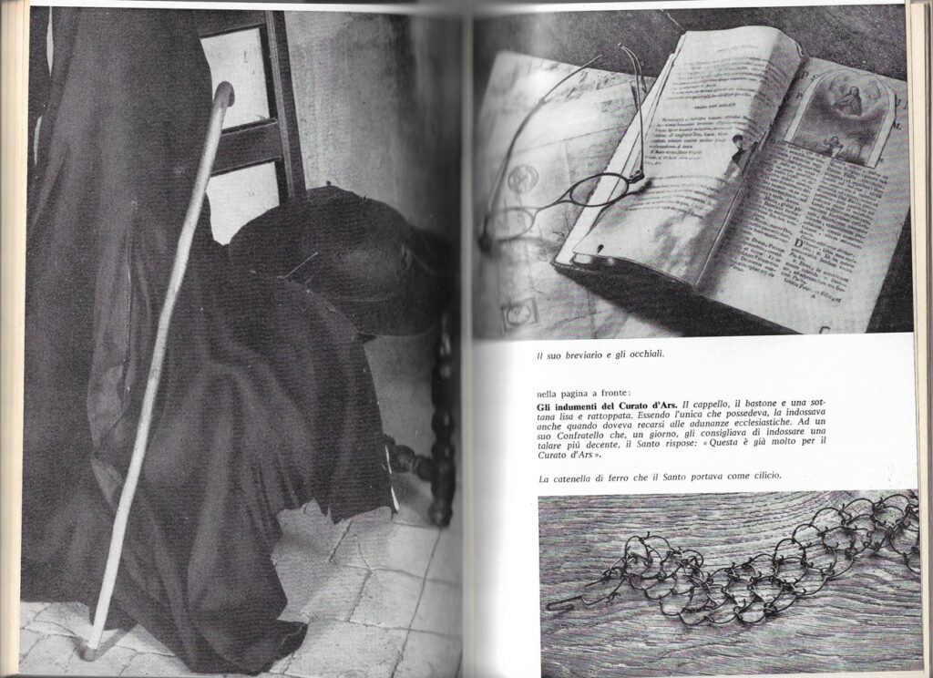 Il Santo Curato d'Ars di Francesco Trochu - 1964 -Editore Marietti -gli indumenti del santo, la catenella di ferro, il suo breviario e gli occhiali
