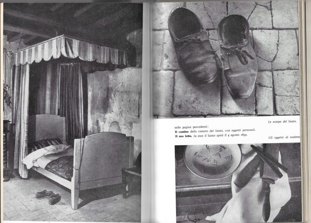 Il letto del Santo Curato d'Ars, in esso spirò il 4 agosto 1859 - le sue scarpe e alcuni oggetti personali